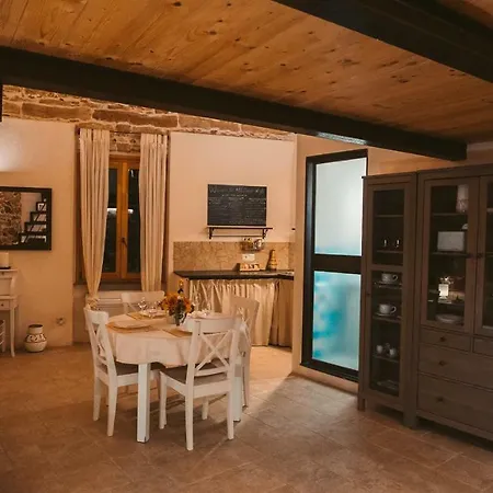 Hillary's Loft Apartment